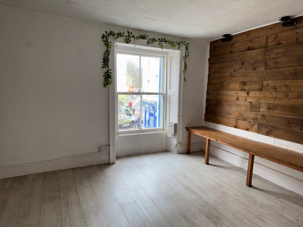 Lot: 69 - FREEHOLD COMMERCIAL BUILDING IN CENTRAL LOCATION - First floor room